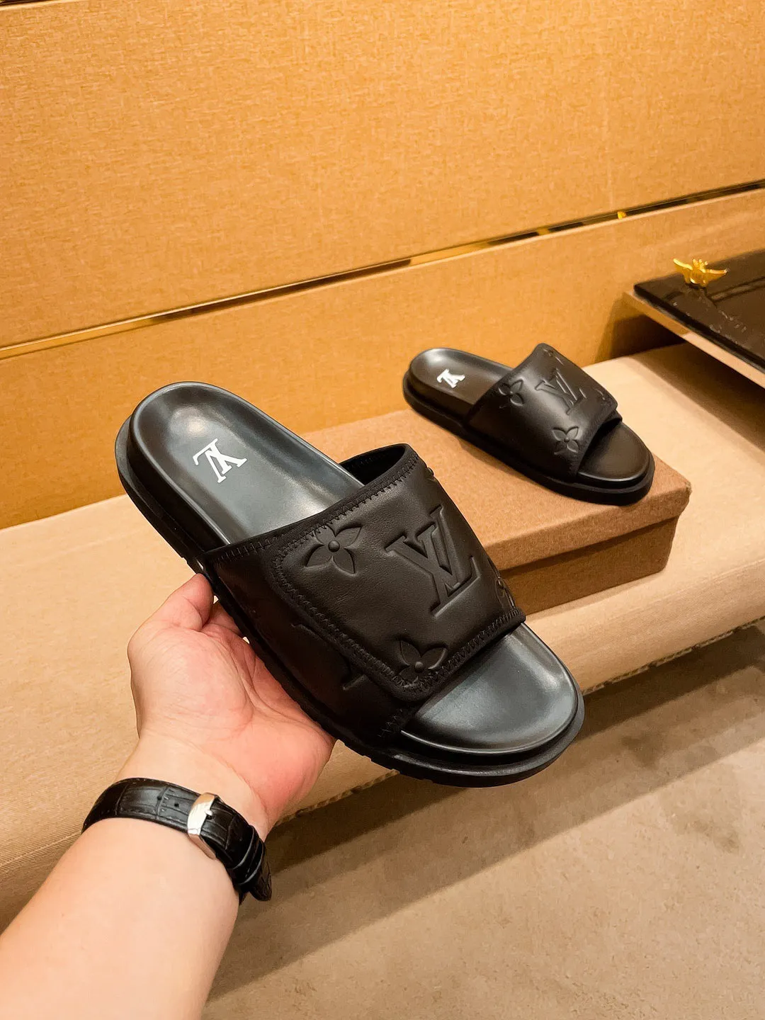 Men's men's shoes 💰 320💰 New model on the market 🔥[LV🔥 Louis Vuitton slippers] High-end 1:1 mold customization, original upgraded version of the outsole, lighter and non-slip. The market's top quality, fashionable and trendy, versatile and popular, simple yet tasteful, a must-have for fashionistas, exuding a fashionable and casual atmosphere, fashion is at your feet, full of confidence, the same style at the counter 👍The season of spring and summer slippers is here, super beautiful to wear, 38-44 2⃣️colors available🔥